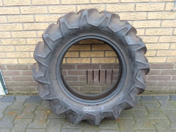 Tractor tire 9.5-18 used