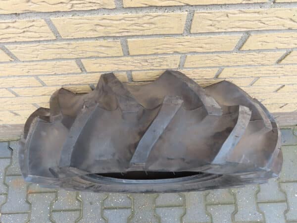 Tractor tire 9.5-18 used - Image 3